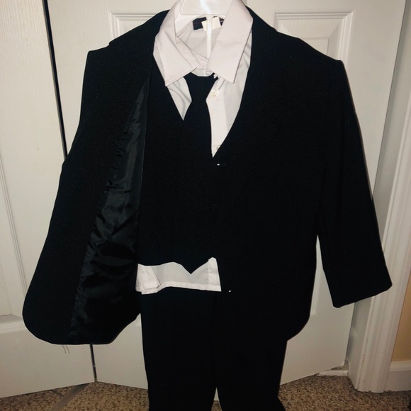 Other - Boys 4 Piece Tuxedo/ Formal Suit